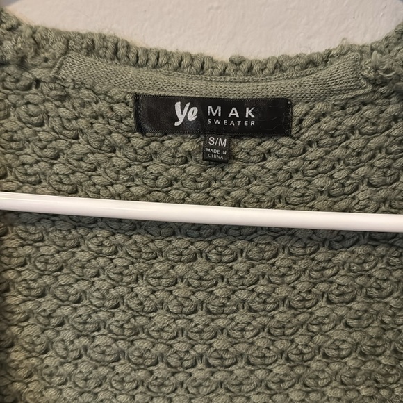 Ye mak women’s sweater size S/M - Picture 2 of 4
